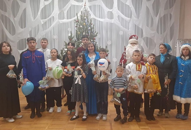 Учащиеся воскресной школы «Благовест» поздравили воспитанников Шахтинского центра помощи детям №1 города Шахты с Рождеством Христовым
