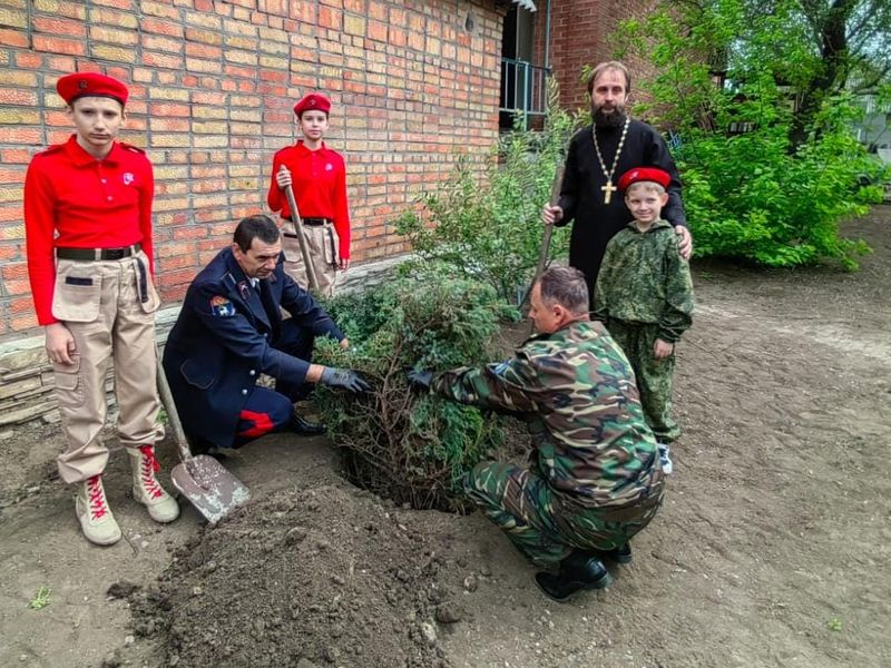 Казаки и юнармейцы приняли участие в благоустройстве прихрамовой территории