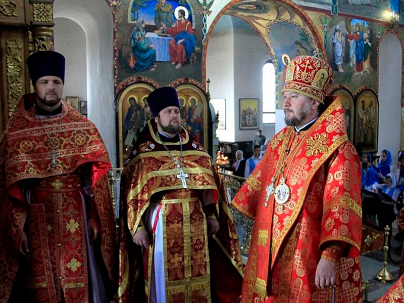 В день Отдания праздника Пасхи и памяти равноапостольных Мефодия и Кирилла, учителей Словенских Преосвященнейший епископ Симон возглавил Божественную литургию в Покровском кафедральном соборе г. Шахты