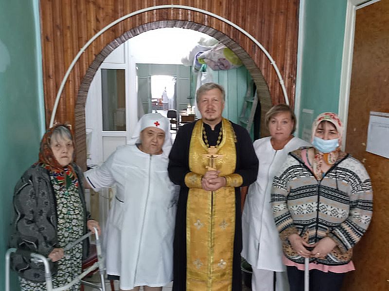 Протоиерей Николай Быков посетил отделение сестринского ухода ЦГБ города Гуково