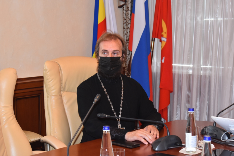 Благочинный приходов Нижнедонского округа принял участие в региональном форуме по вопросам межэтнических отношений в режиме онлайн