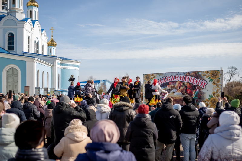 На Соборной площади города Шахты прошли народные гуляния, посвященные Масленице