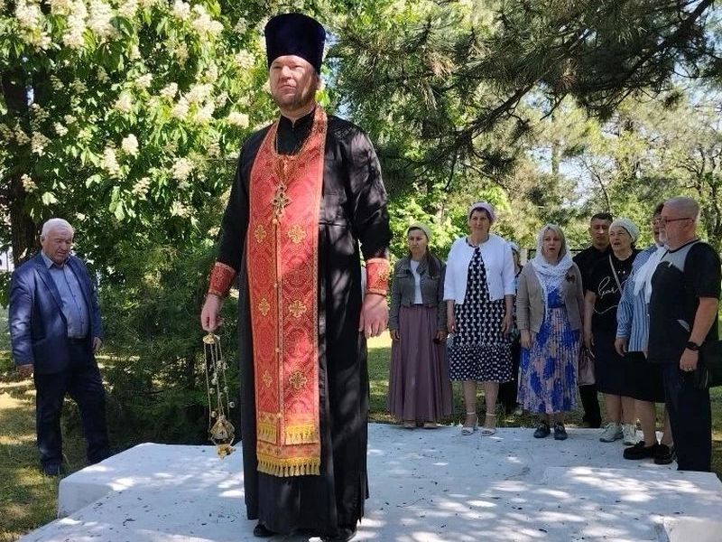 Связь веры и патриотизма: лития у обелиска в хуторе Ягодинка