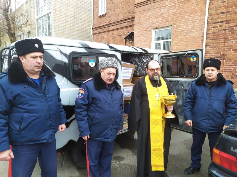Протоиерей Василий Хадыкин доставил гуманитарную помощь для казачьих частей от Покровского и Никольского приходов