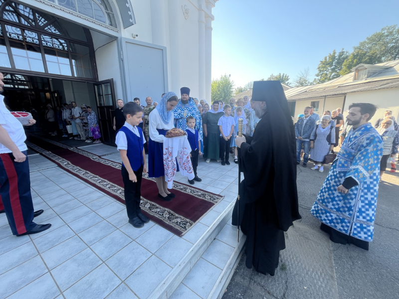 В праздник Успения Пресвятой Богородицы епископ Симон совершил Божественную литургию в храме Донецкого Успенского архиерейского подворья станицы Гундоровской