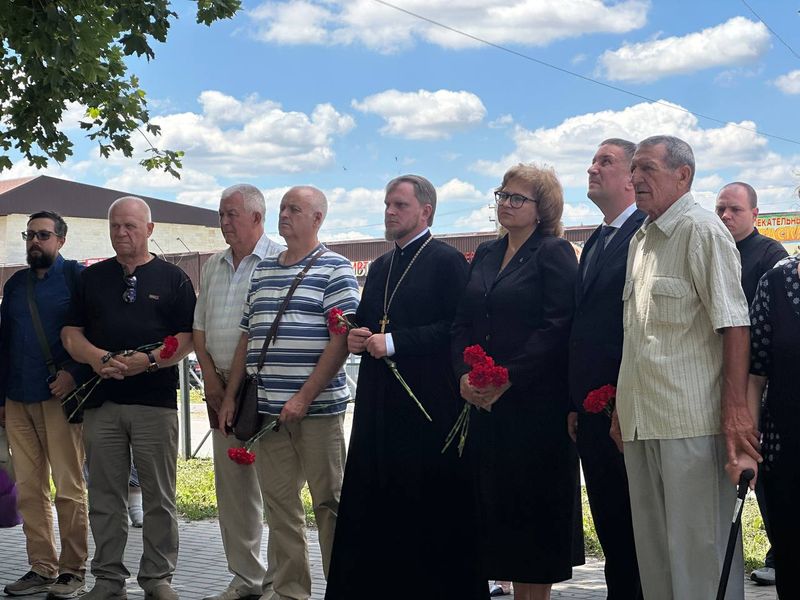 Вечная память воину: в Зверево открыли мемориальную доску участнику СВО