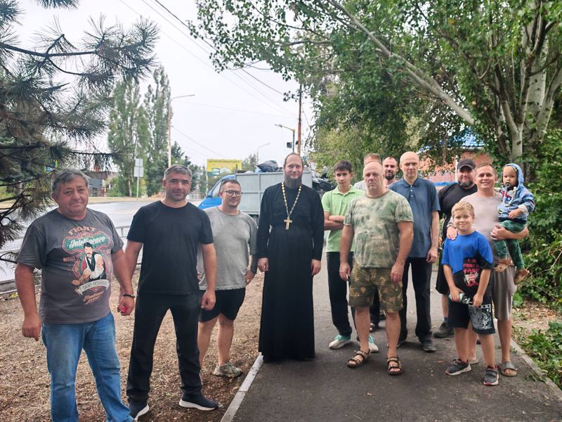 В Свято-Покровском храме города Шахты состоялся субботник и молебен о сохранении творения Божия