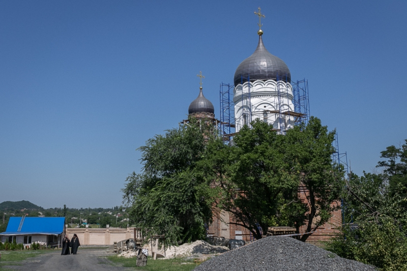 Преосвященнейший епископ Симон ознакомился с ходом строительства храма преподобного Сергия Радонежского в пос. Сидорово-Кадамовский