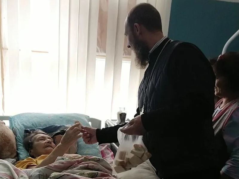 Священник посетил пациентов хосписа в хуторе Красный