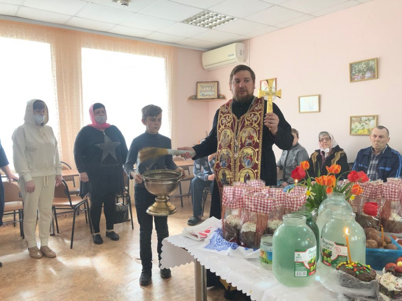 Благочинный приходов Донецкого округа посетил Донецкий дом-интернат