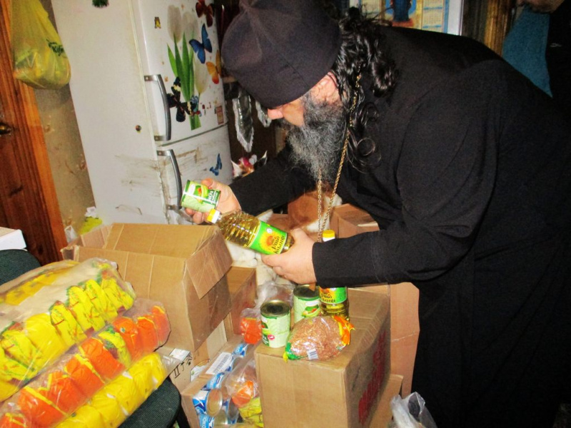 Смоленский храм станицы Шумилинской в лице настоятеля иерея Александра Туховского и прихожан начал формировать Рождественские продуктовые наборы