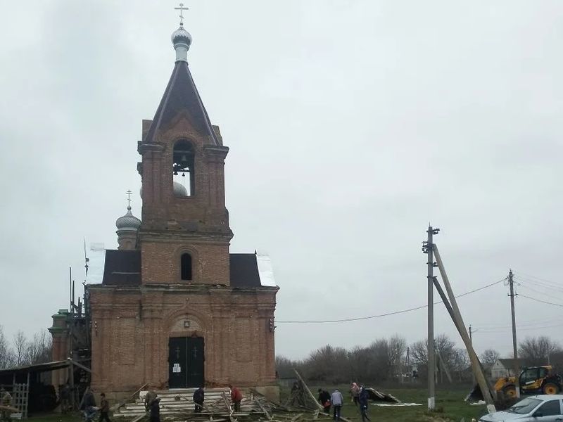 В Позднеевке с фасада храма Архангела Михаила демонтировали строительные леса   