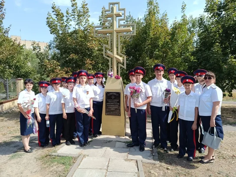 Кадеты Каменского казачьего кадетского корпуса посетили храм Всех святых в Земле Российской просиявших