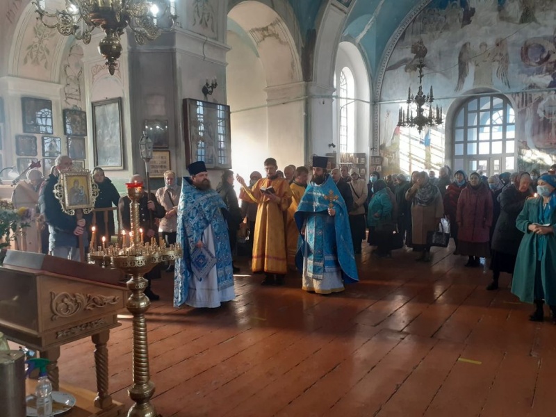 В храме Тихона Задонского станицы Кривянской молитвенно отметили престольный праздник придела в честь иконы Пресвятой Богородицы Спорительница хлебов