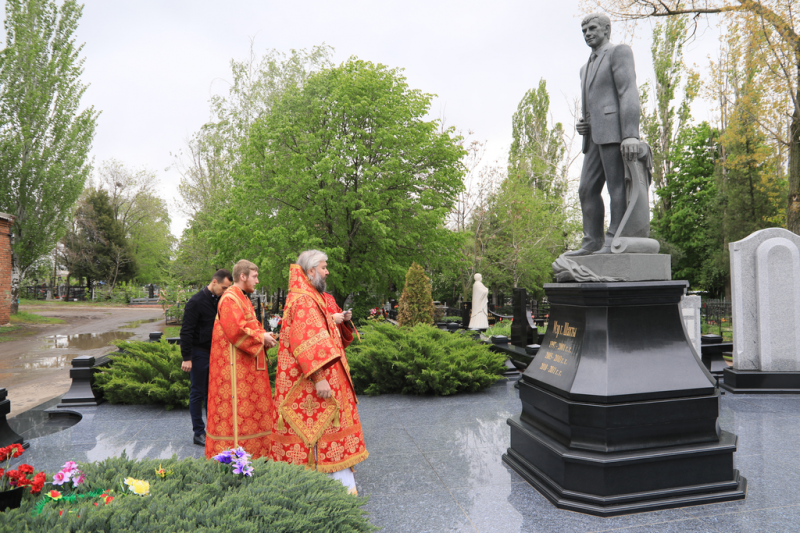 Преосвященнейший епископ Симон совершил заупокойную литию на могиле бывшего мэра города Шахты С.А. Пономаренко