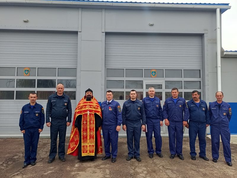 Священник поздравил сотрудников пожарной охраны села Первомайского с профессиональным праздником