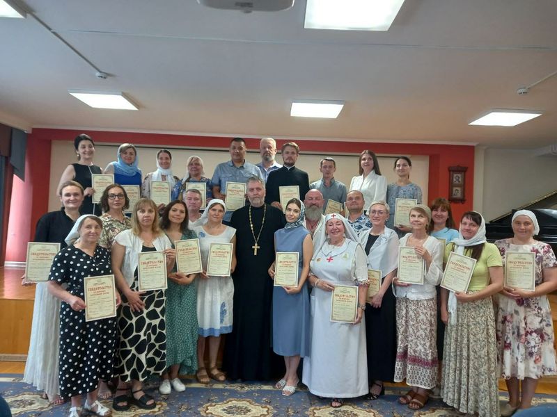 Сестры Марфо-Мариинского сестричества храма Архистратига Михаила получили свидетельства об окончании Богословских курсов при ДДС
