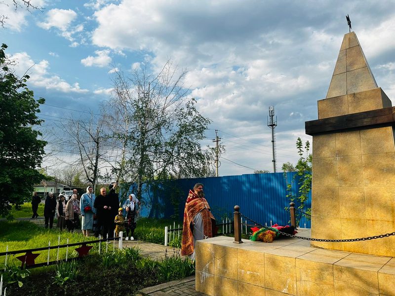 Лития у могилы воинов в Сидорово-Кадамовском