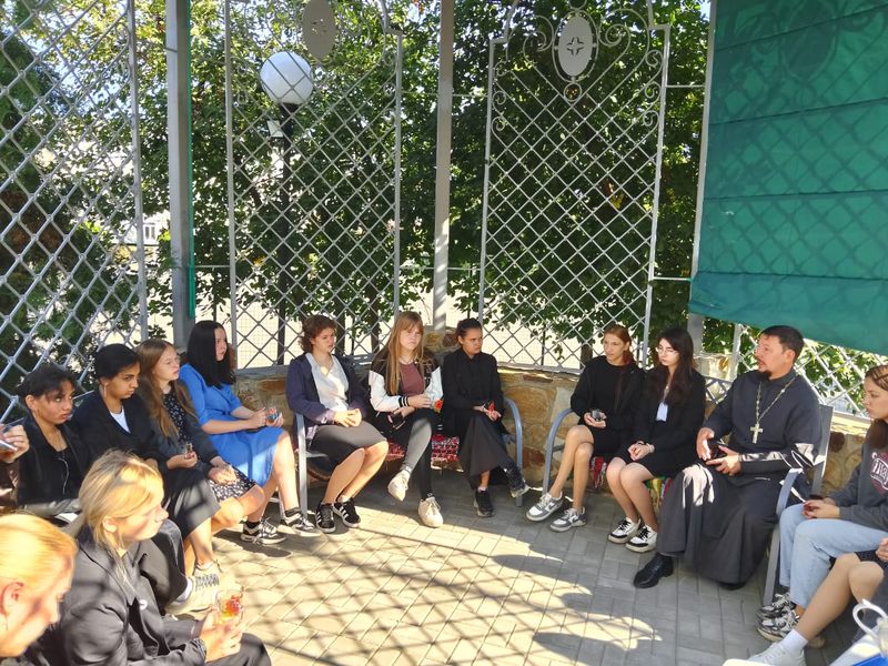 В станице Вешенской состоялась беседа с учащимися педагогического колледжа, посвященная памяти святых равноапостольных просветителей Кирилла и Мефодия     