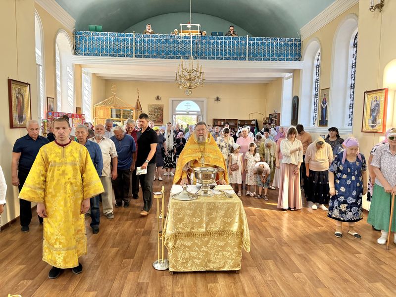 В Свято-Никольском храме станицы Обливской совершили молебен на «начало учения отроков»