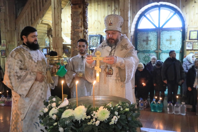 В навечерие Богоявления – Крещенский сочельник епископ Симон совершил чин великого освящения воды в Никольском храме города Новошахтинска