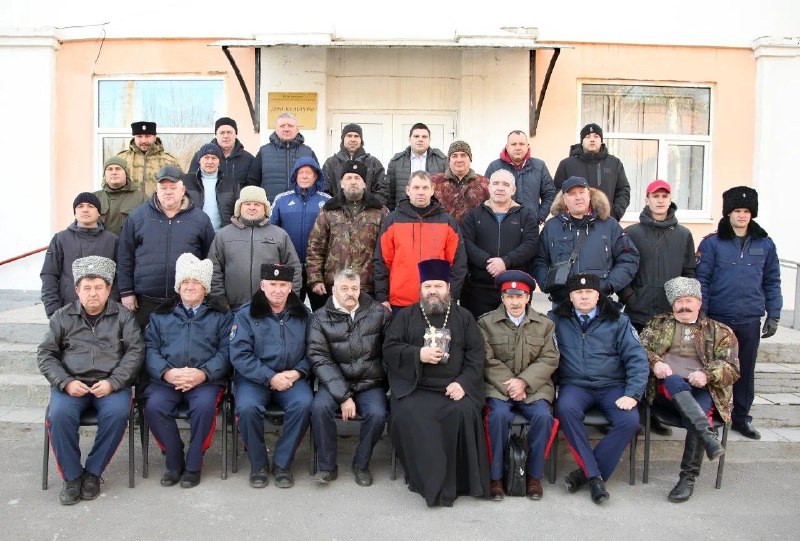 Казаки на страже порядка: Конный патруль станицы Кривянской взял под охрану местные храмы