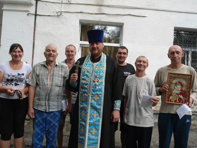 В день Смоленской иконы Божией Матери протоиерей Вячеслав Лавлинский совершил водосвятный молебен в наркологическом отделении № 2 г. Каменск-Шахтинский