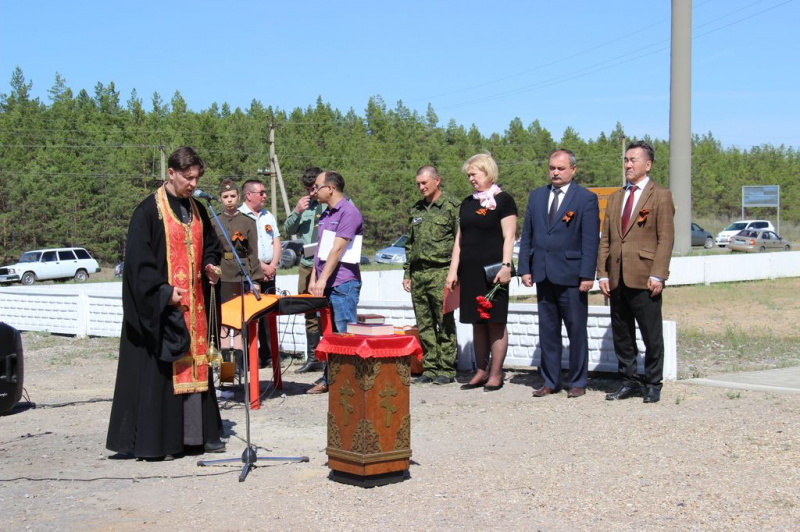 Благочинный Верхнедонского округа иерей Роман Митяшин принял участие в перезахоронении воинов, погибших в годы Великой Отечественной войны