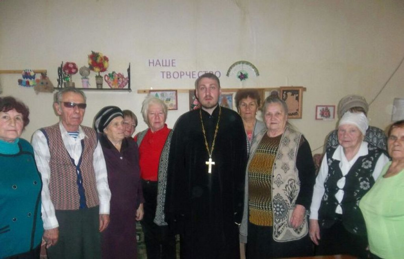 Иерей Антоний Колпаков поздравил благополучателей Центра социального обслуживания граждан пожилого возраста и инвалидов города Новошахтинска