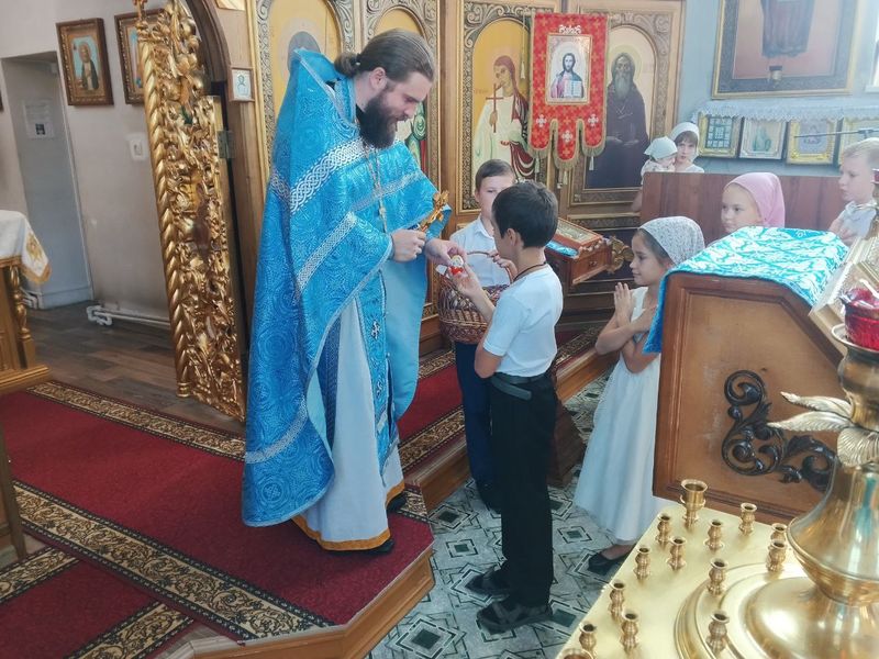 В храме Архистратига Божия Михаила города Новошахтинска благословили учащихся на новый учебный год