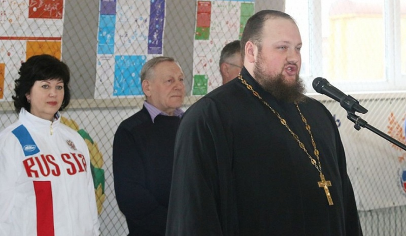 В пос. Чертково состоялся ежегодный Международный турнир по греко-римской борьбе, участников напутствовал священник