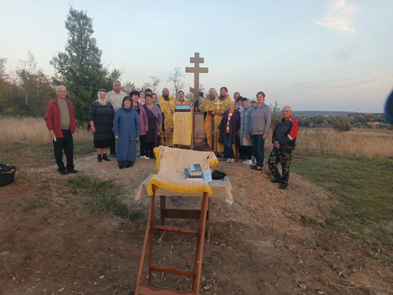 Молебен у Поклонного креста в селе Верхнегреково Кашарского благочиния   