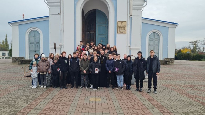 В день празднования в честь Казанской иконы Божией Матери Покровский кафедральный собор города Шахты посетили школьники из Новошахтинска