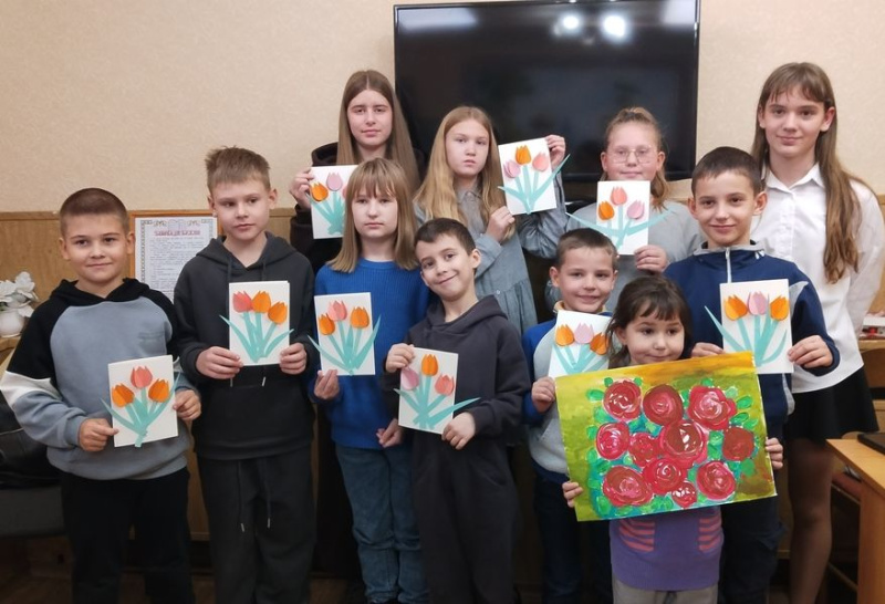 С любовью к маме: в воскресной школе «Азы Православия» готовятся ко Дню матери 