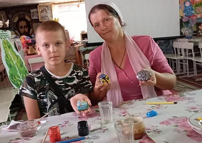 В воскресной школе «Благовест» прошёл творческий мастер-класс по росписи морских камней