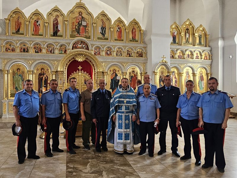 Казаки Зверевского казачьего общества молились в храме святителя Николая Чудотворца в день Успения Пресвятой Богородицы