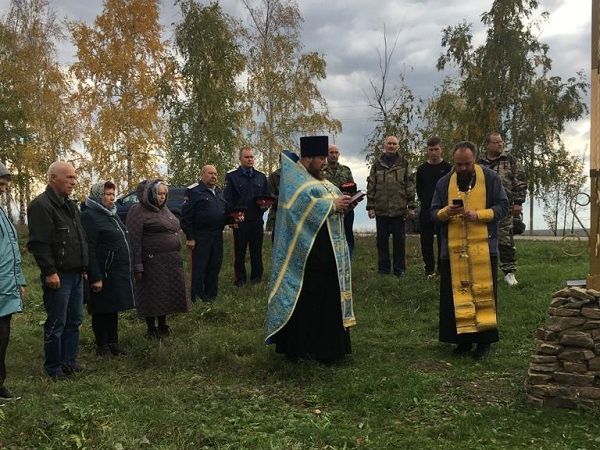 Освящение поклонного креста в селе Маньково-Калитвенское