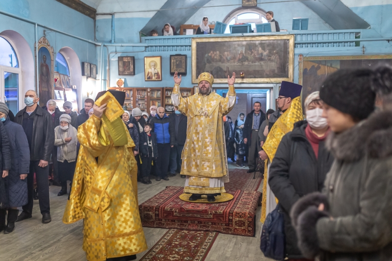 В престольный день Преосвященнейший епископ Симон совершил Божественную литургию в храме святителя Николая города Шахты