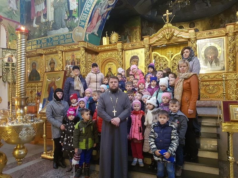 При поддержке Нижнедонского благочиния детям детского сада «Зоренька» п. Каменоломни была организована познавательная экскурсия по Покровскому кафедральному собору г. Шахты