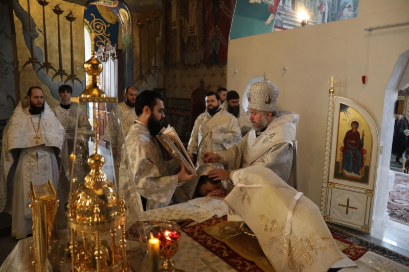 В Навечерие Рождества Христова – Рождественский сочельник Преосвященнейший епископ Симон совершил богослужение и иерейскую хиротонию в Покровском кафедральном соборе города Шахты