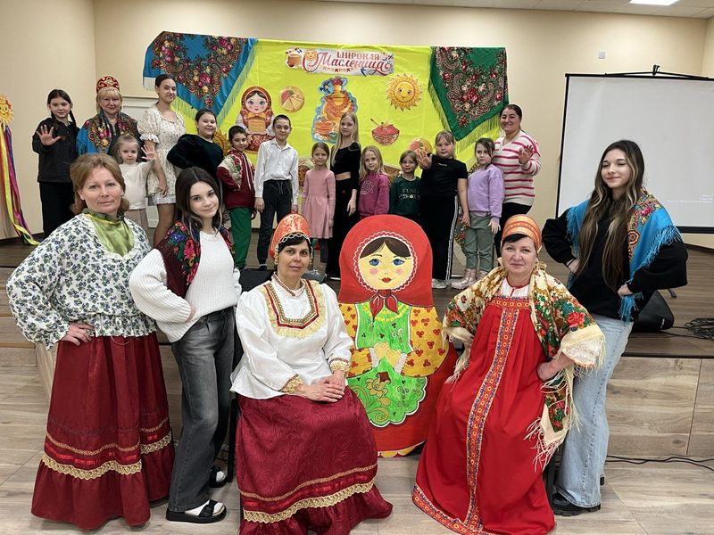 Миссия добра: священник передал детям просветительские буклеты на празднике Масленицы