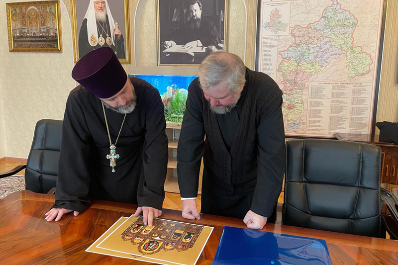 Преосвященнейший епископ Симон и протоиерей Александр Маштанов обсудили проект иконостаса для храма апостола Иоанна Богослова в хуторе Красный Багаевского района