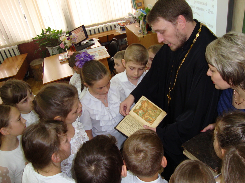 Литературный час «Свет дневной – есть слово книжное», посвященный Дню славянской письменности и культуры прошел в школе № 4 г. Новошахтинска