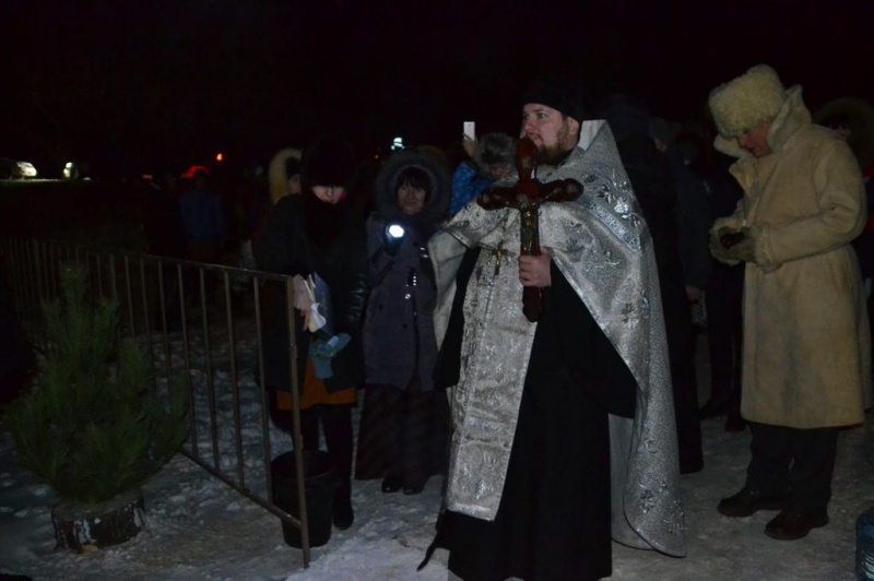 Сегодня ночью во всех 143 официальных и оборудованных местах Ростовской области люди совершили традиционный обряд, окунувшись в Крещенские Иордани