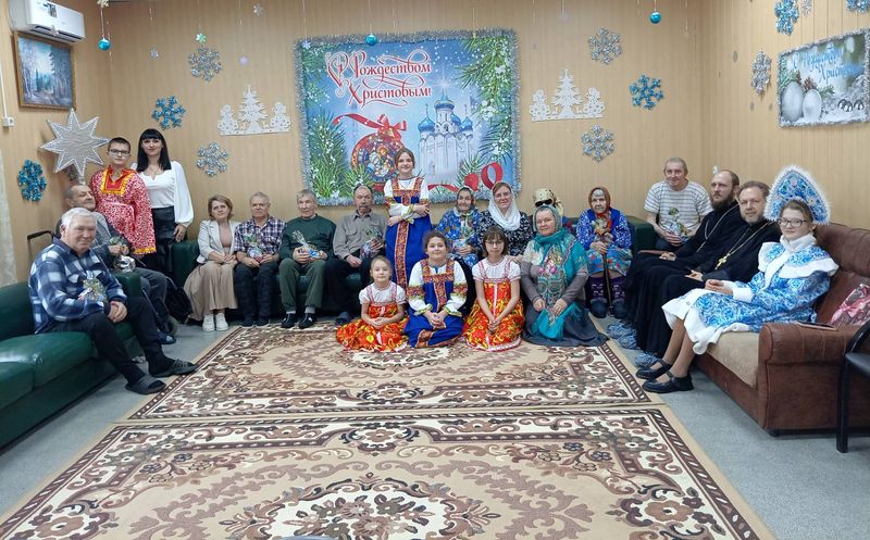 Священник и дети поздравили с Рождеством жителей дома престарелых в посёлке Садовый