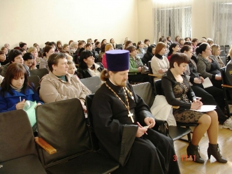 Иерей Михаил Борисенко принял участие в родительском собрании лицея № 11 г. Шахты