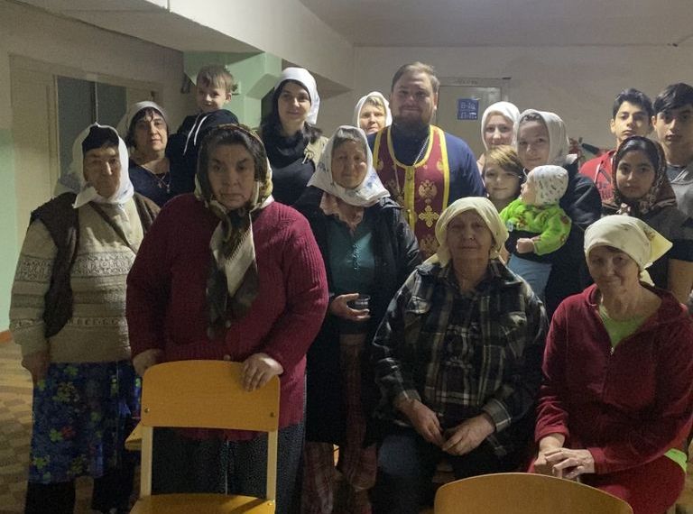 В ПВР города Донецке сестры милосердия помогают подготовиться беженцам к таинствам Исповеди и Причастия