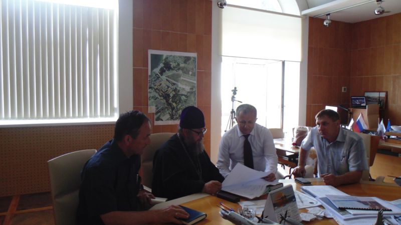 Встречи протоиерея Сергия Явица с генеральным директором ПАО «Авиастроительный комплекс им. М. Г. Бериева» Ю.В. Грудининым по вопросу продолжения строительства церковно-приходской школы