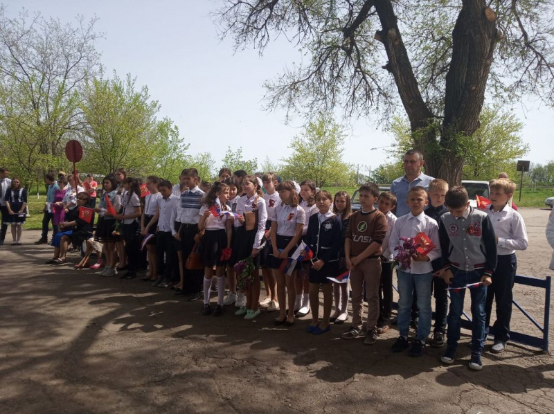 В Ударниковском сельском поселении прошел митинг в честь Дня Победы, в котором с напутственным словом выступил иерей Сергий Столяров
