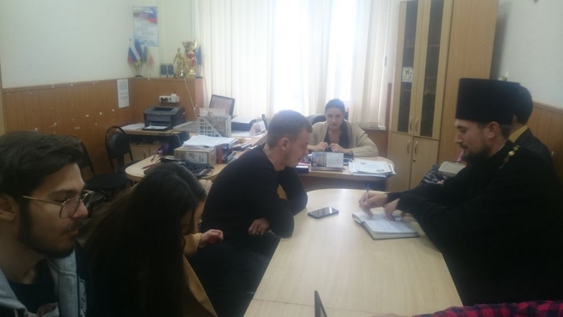 Иерей Иоанн Трофимов и помощник благочинного Александровск-Грушевского округа по миссионерской работе пообщались со студентами в Шахтинском автодорожном институте (филиале) ЮРГПУ (НПИ) им. М.И. Платова